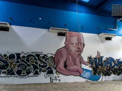 I disegni arrivano fin quasi al soffitto